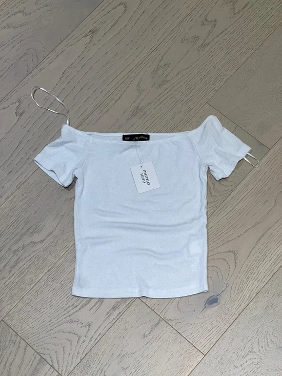 Urban Behaviour White Off-Shoulder Ribbed Crop Top - Picture 1 of 5